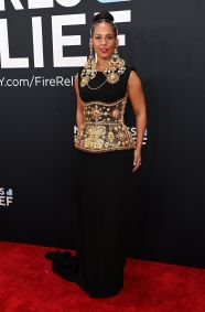 Alicia Keys apostou nos acessórios dourados para destacar o look preto no Grammy 2025