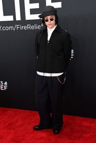 Billie Eilish apostou na alfaiataria branca e preta para compor um look clássico, mas despojado
