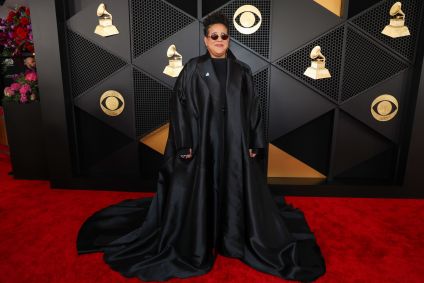 Brittany Howard escolheu um look que passa um ar misterioso com a capa longa e os óculos escuros