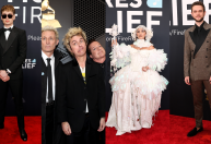 Grammy 2025: veja os looks dos famosos no tapete vermelho