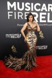 Cardi B chegou ao tapete vermelho do Grammy 2025 com um animal print composto por brilhos e penas