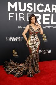 Cardi B chegou ao tapete vermelho do Grammy 2025 com um animal print composto por brilhos e penas