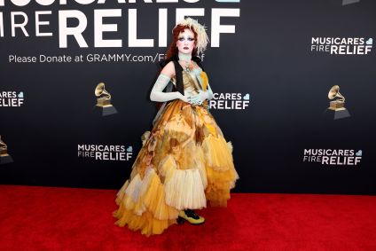 Chappell Roan usou um vestido estampado com pinturas de mulheres e fez uma maquiagem com referências de boneca