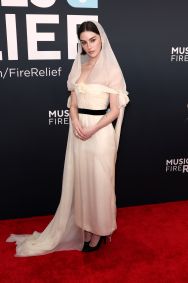 Gracie Abrams no tapete vermelho do Grammy 2025