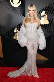 Heidi Klum no tapete vermelho do Grammy 2025