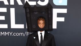 Jaden Smith colocou uma maquete de castelo na cabeça e apostou em um look clássico