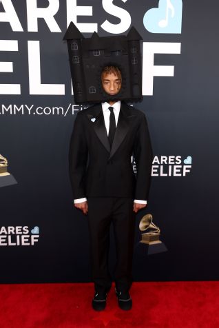 Jaden Smith colocou uma maquete de castelo na cabeça e apostou em um look clássico • Matt Winkelmeyer/Getty Images for The Recording Academy