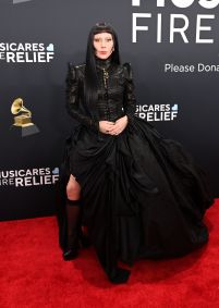 Look de Lady Gaga no tapete vermelho do Grammy 2025