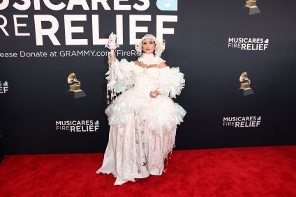 Cantora Sierra Ferrell apostou em um look ousado para o tapete vermelho do Grammy 2025