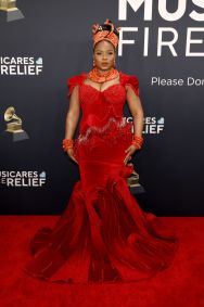 Yemi Alade, cantora nigeriana, apostou em pedras e miçangas vermelhas no tapete vermelho do Grammy 2025