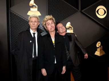 Mike Dirnt, Billie Joe Armstrong e Tré Cool, da banda Green Day escolheram looks despojados para o Grammy 2025