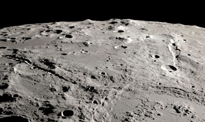 Imagem capturada pelo Lunar Reconnaissance Orbiter mostra dois canyons na Lua