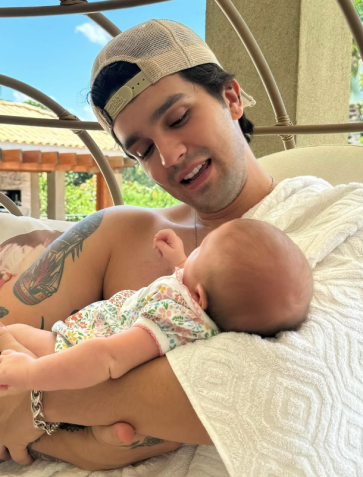 Luan Santana com a filha Serena • Instagram/Luan Santana