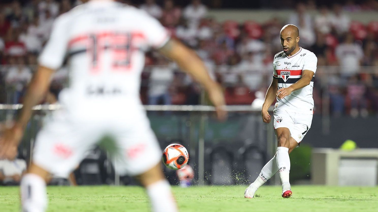 Lucas Moura em ação contra o Mirassol