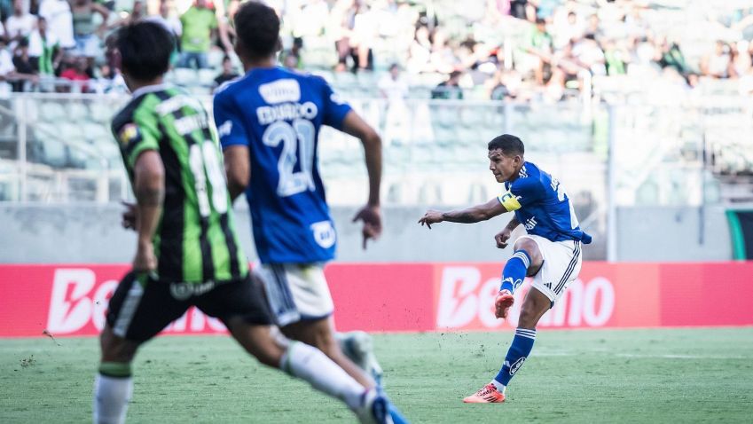 Lucas Romero chuta para marcar o gol do Cruzeiro contra o América-MG • Gustavo Aleixo/Cruzeiro