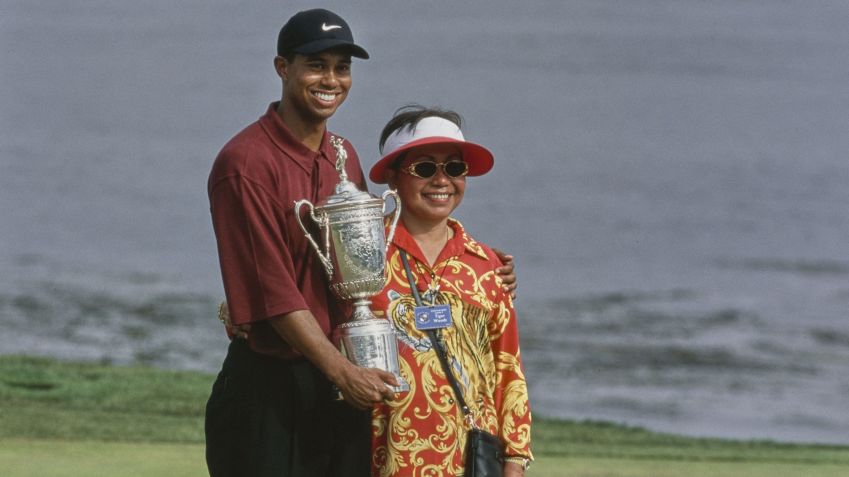 Tiger Woods e sua mãe Kultida, no torneio Pebble Beach de 2000 • Foto: David Cannon/Allsport/Getty Images