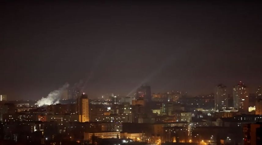 Defesa aérea de Kiev repele ataque de drones russos à capital. • Reprodução/Reuters