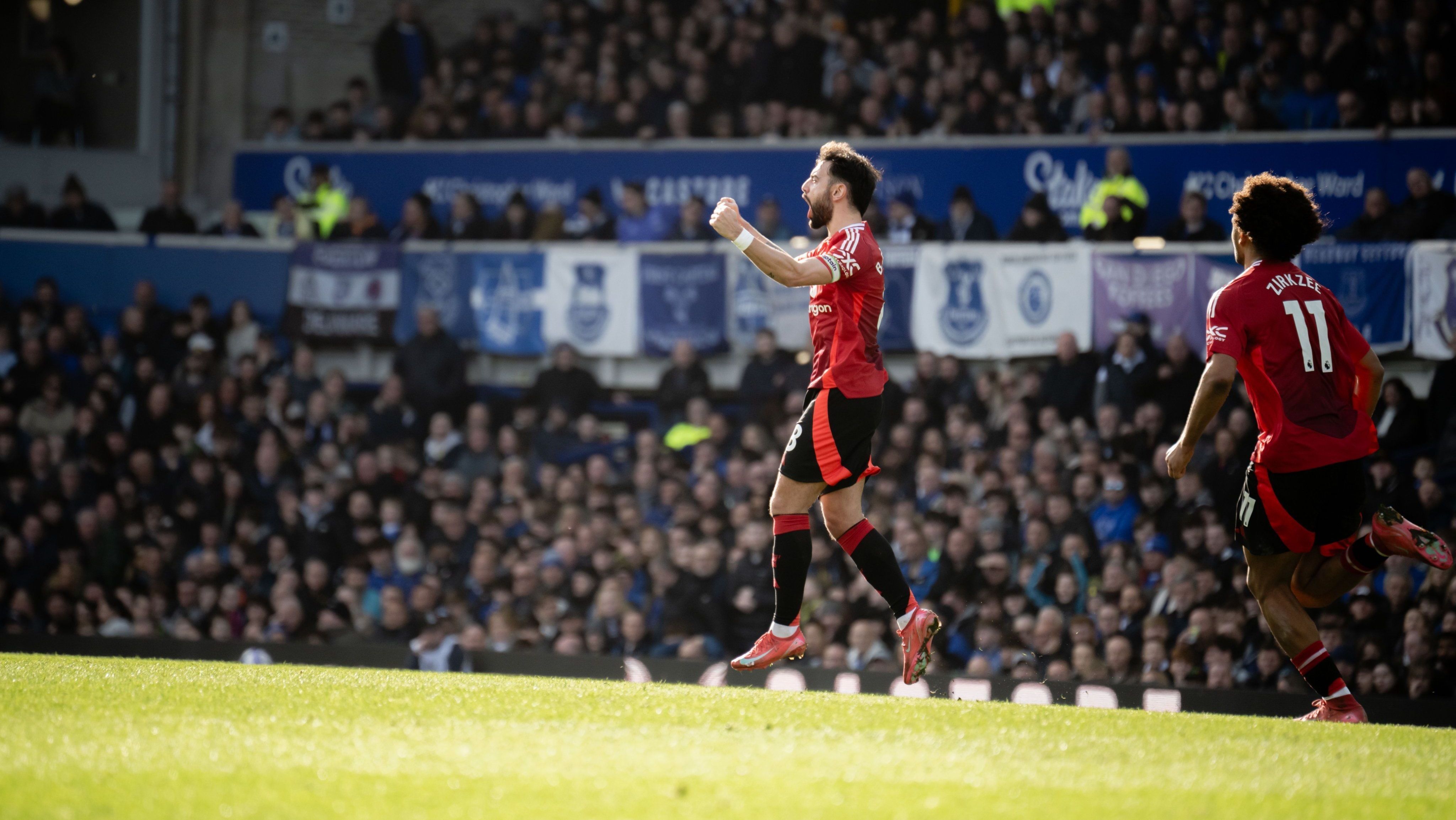 Bruno Fernandes comemorando gol sobre o Everton pela Premier League