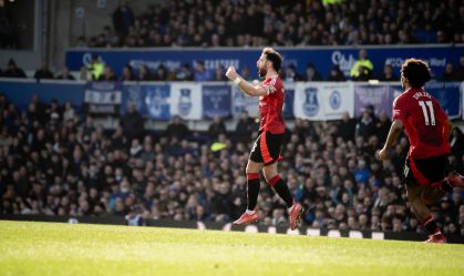 United sai atrás, mas arranca empate com Everton na Premier League