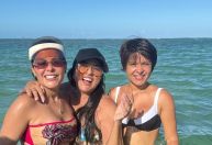 Maiara aparece com novo visual em foto com a mãe e Maraísa