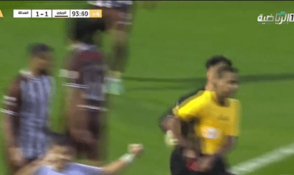 Ex-Flamengo agride árbitro após ser expulso na Arábia Saudita; veja