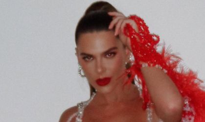 Mariana Goldfarb mostra fantasia se desfazendo em ensaio da Grande Rio