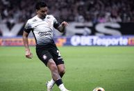 Lateral do Corinthians chama árbitro de "Vin Diesel" em partida; veja