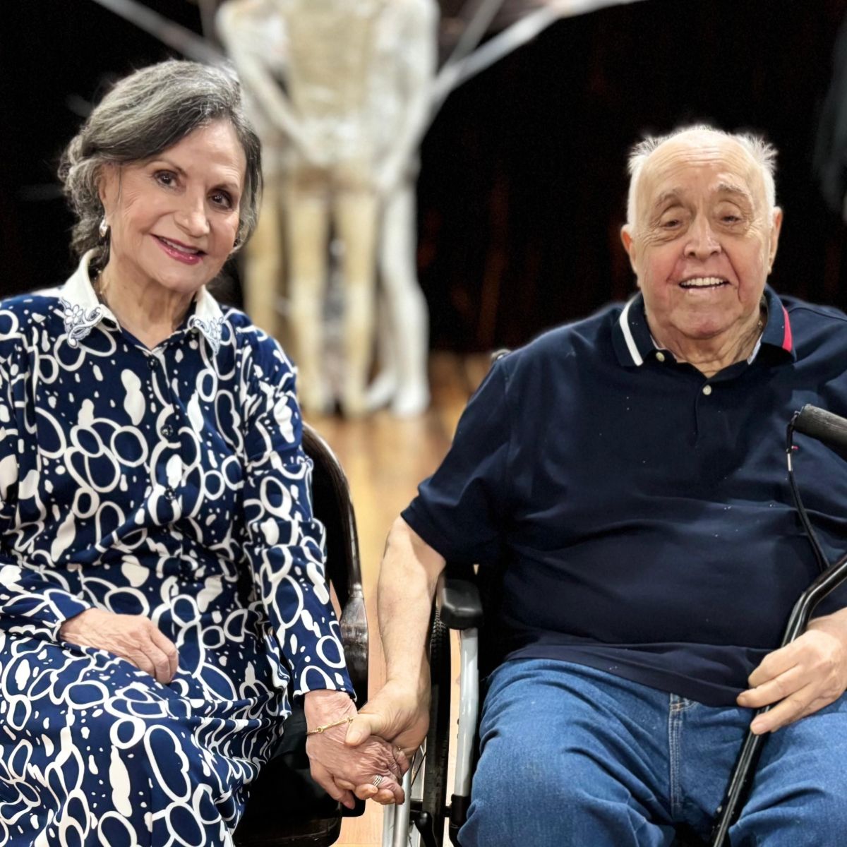De cadeira de rodas, Mauro Mendonça prestigia Rosamaria Murtinho