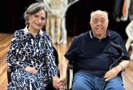 De cadeira de rodas, Mauro Mendonça prestigia Rosamaria Murtinho em teatro