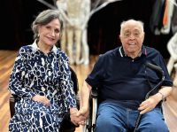 De cadeira de rodas, Mauro Mendonça prestigia Rosamaria Murtinho em teatro