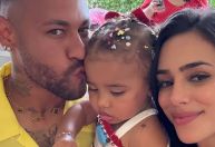 Filhas de Neymar, Mavie faz carinho na irmã recém-nascida, Mel; veja foto