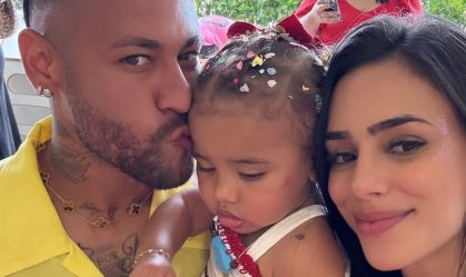 Filhas de Neymar, Mavie faz carinho na irmã recém-nascida, Mel; veja foto