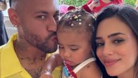 Filhas de Neymar, Mavie faz carinho na irmã recém-nascida, Mel; veja foto