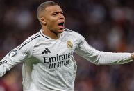 Mbappé atinge feito inédito na Champions League com hat-trick no Man City