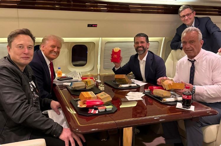 Saiba para que serve botão colocado na mesa de Trump na Casa