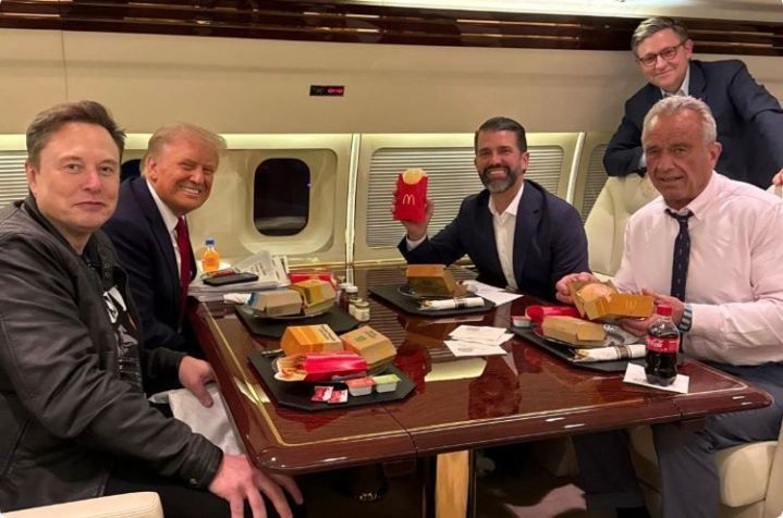 Donald Trump comendo McDonald's a bordo do seu avião particular • Instagram - Donald Trump Jr.