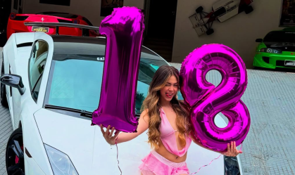 Melody completa 18 anos e posa com balões em frente a carro de luxo