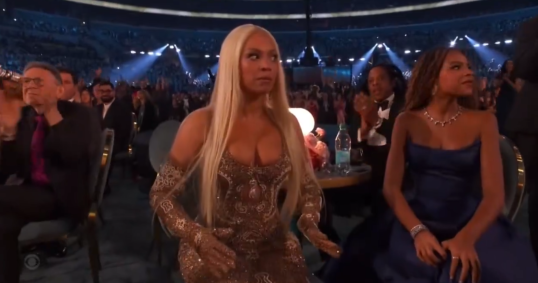 Reação da cantora Beyoncé ao ganhar prêmio de Melhor Álbum Country viralizou nas redes sociais