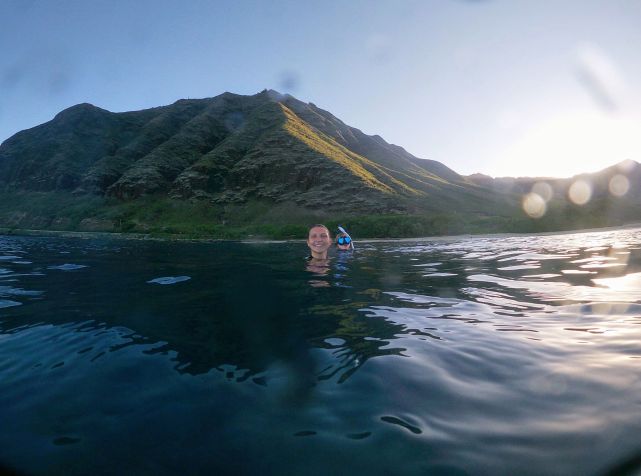 Coautora Syrena Whitner coletando fungos nas águas costeiras do Havaí • Bryson Gonzalez, Universidade do Havaí