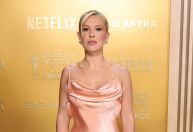 Millie Bobby Brown rebate críticas sobre aparência: "Virei um alvo"