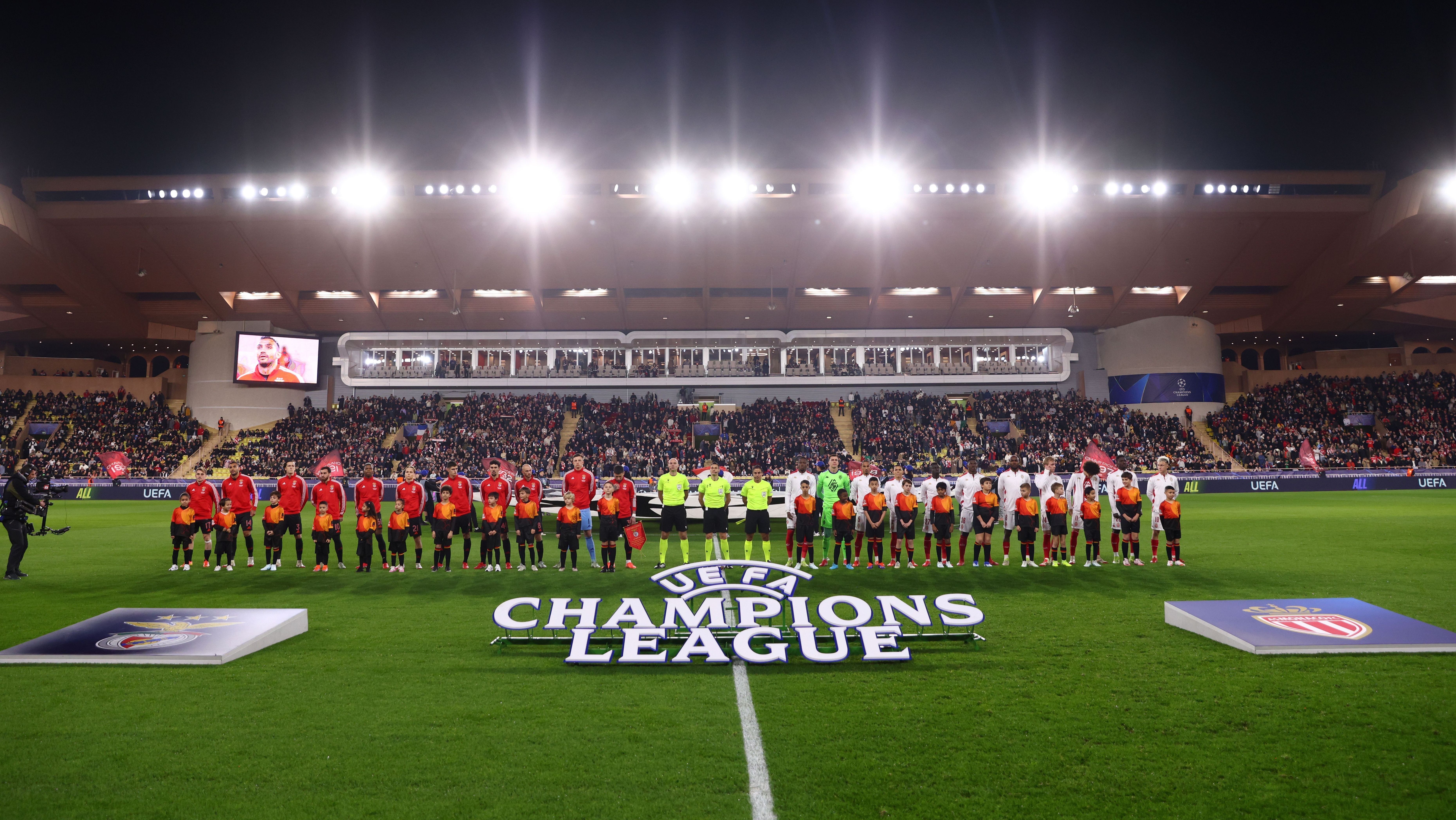 Times de Monaco e Benfica enfileirados antes de jogo pela Champions League