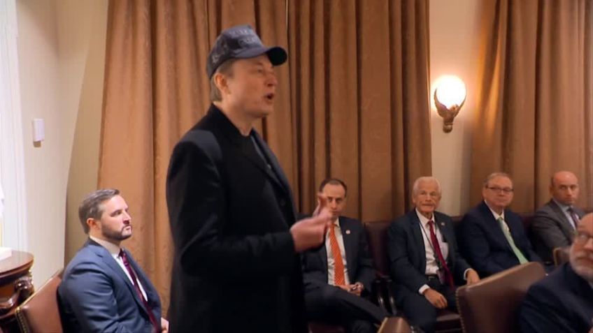 Elon Musk em reunião de gabinete do presidente Donald Trump. • U.S. NETWORK POOL