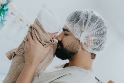 Nas redes sociais, o músico comemorou o momento publicando fotos na sala de parto