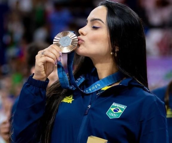 Natinha beija a medalha de bronze conquistada em Paris 2024 • Divulgação/Instagram