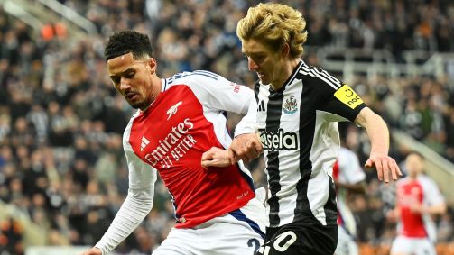 Gordon e Saliba em lance de Newcastle 2 x 0 Arsenal