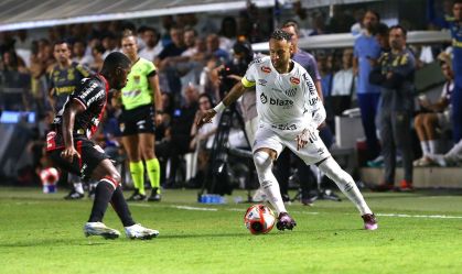Neymar durante duelo Santos x Botafogo-SP