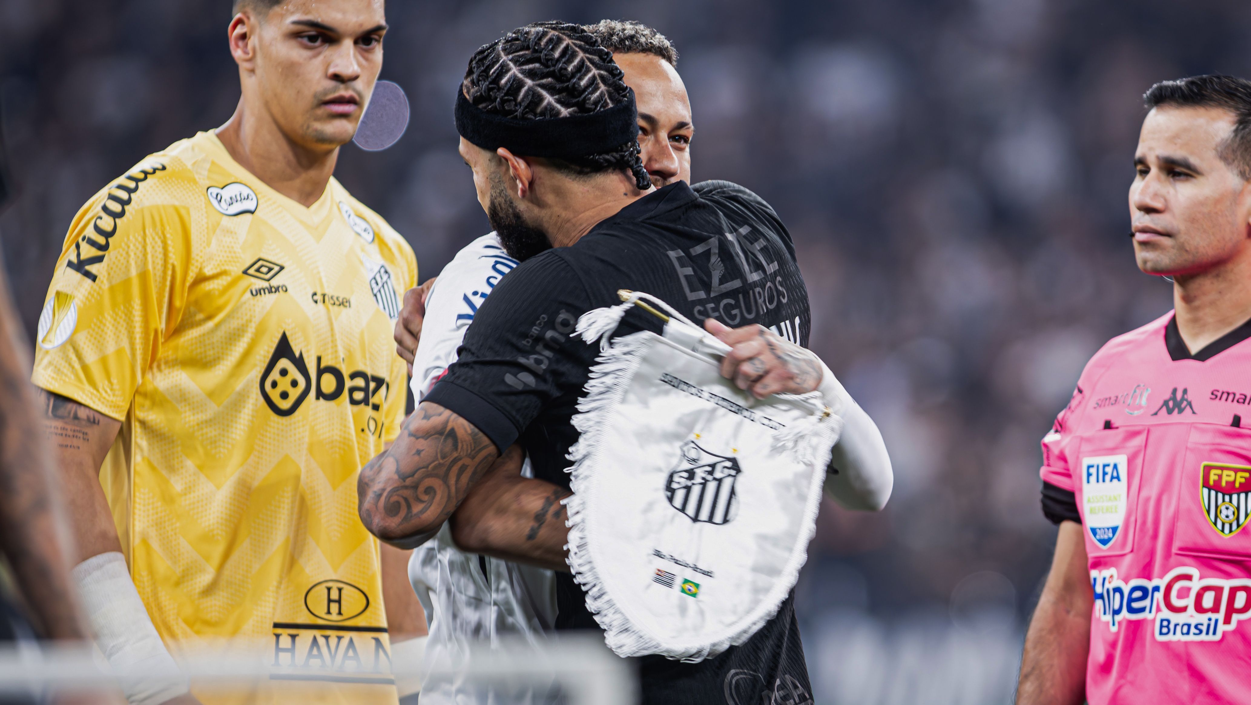 Neymar abraça o amigo Memphis Depay antes de Corinthians 2 x 1 Santos