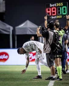 Neymar fez sua reestreia pelo Santos no segundo tempo da partida contra o Botafogo-SP pelo Paulistão. O craque entrou em campo no fim do intervalo.
