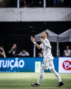 Neymar fez sua reestreia pelo Santos no segundo tempo da partida contra o Botafogo-SP pelo Paulistão. O craque entrou em campo no fim do intervalo.