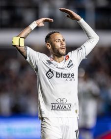 Neymar chamando a torcida durante a partida contra o Botafogo-SP